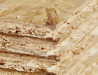 OSB-Platten mit grober Spanstruktur, stabil und vielseitig einsetzbar für Bau- und Innenausbauprojekte.