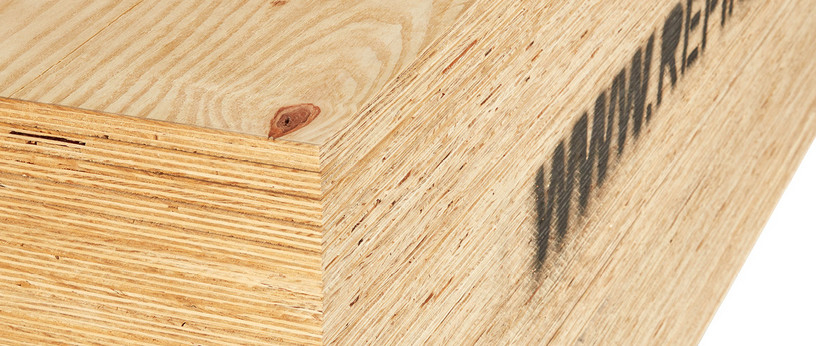 Gestapelte Bausperrholzplatten mit sichtbarer Schichtenverleimung und natürlicher Holzmaserung.