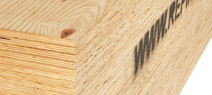 Gestapelte Bausperrholzplatten mit sichtbarer Schichtenverleimung und natürlicher Holzmaserung.