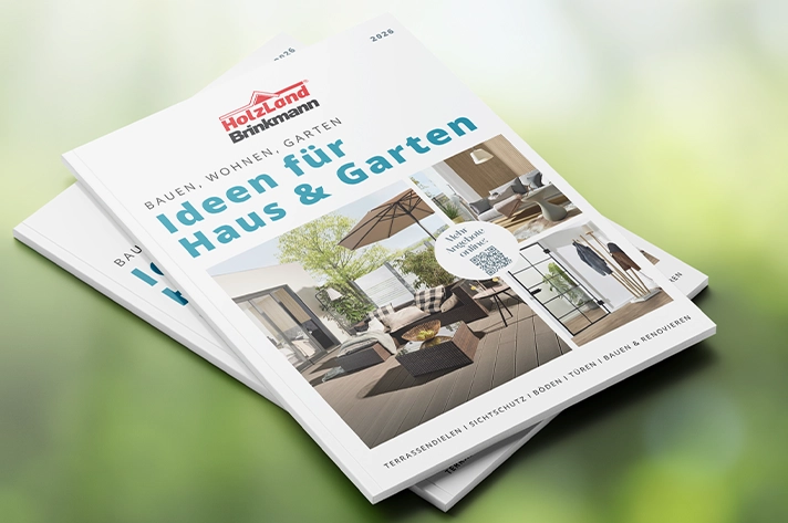 Zwei übereinanderliegende HolzLand Brinkmann Kataloge „Ideen für Haus & Garten“ vor grünem Hintergrund.