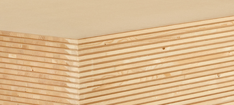 Gestapelte Bausperrholzplatten mit sichtbarer Schichtenverleimung und natürlicher Holzmaserung.