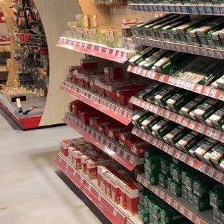 Ein Regal im HolzLand Brinkmann-Markt, gefüllt mit verschiedenen Schrauben.