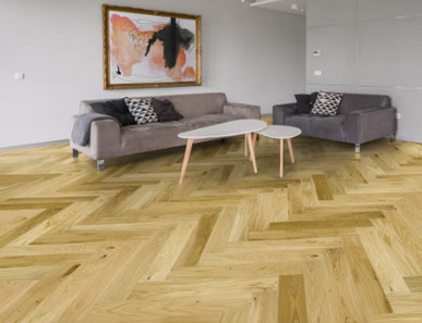 Wohn- und Essbereich mit hellem Fischgrätenparkett ausgelegt.