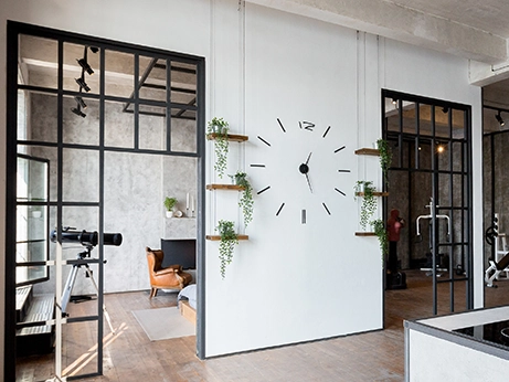Türen im Loft-Stil mit schwarzen Metallrahmenelementen verbinden Küche und Wohnbereich.