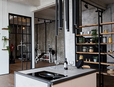 Türen im Loft-Stil mit schwarzen Metallrahmenelementen verbinden Küche und Wohnbereich.