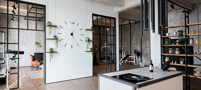Türen im Loft-Stil mit schwarzen Metallrahmenelementen verbinden Küche und Wohnbereich.