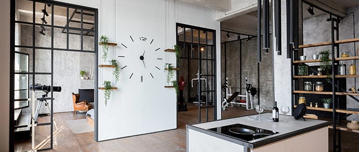 Türen im Loft-Stil mit schwarzen Metallrahmenelementen verbinden Küche und Wohnbereich.