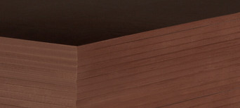 Nahaufnahme einer Film-Sperrholzplatte mit dunkler, glatter Oberfläche und stabiler Mehrschichtverleimung.