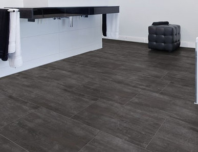 Hochwertiges dunkles Vinyl wurde im Badezimmer verlegt.