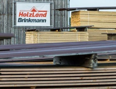 Außenregale im HolzLand Brinkmann, gefüllt mit Kanthölzern unterschiedlicher Größe und Länge.