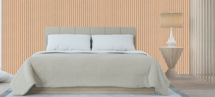Akustikpaneele aus Holz an der Wand eines Schlafzimmers, davor ein Doppelbett mit dekorativen Kissen und Stehlampe.