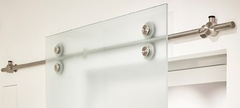 Schiebetüren aus Milchglas mit sichtbarer Stange und Gleiträdern.