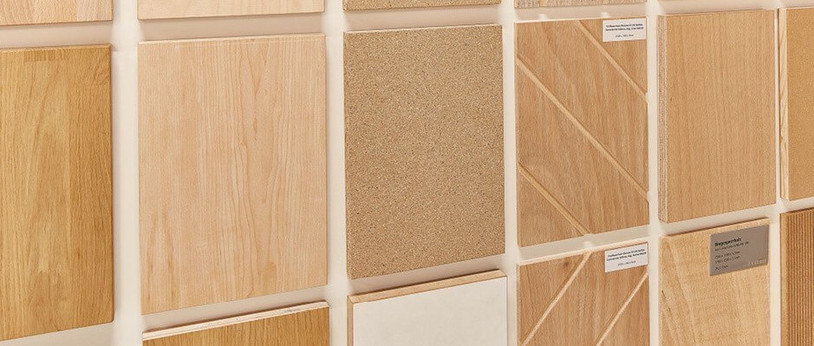 Ausstellung mit verschiedenen Plattenwerkstoffen in Holzoptik und Naturtönen, geeignet für Möbel- und Innenausbau.