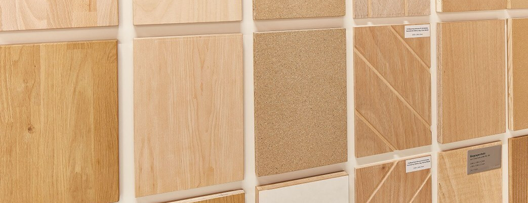 Ausstellung mit verschiedenen Plattenwerkstoffen in Holzoptik und Naturtönen, geeignet für Möbel- und Innenausbau.