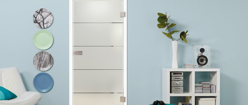 Glastür aus satiniertem Glas mit vier quer verlaufenden Streifen. Die Tür steht vor einer blauen Wand. Links und rechts sind dekorative Elemente sichtbar.