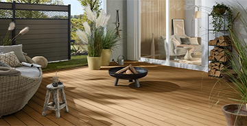 WPC-Terrasse im skandinavischen Stil mit Lounge, Feuerstelle und dekorativen Gräsern.