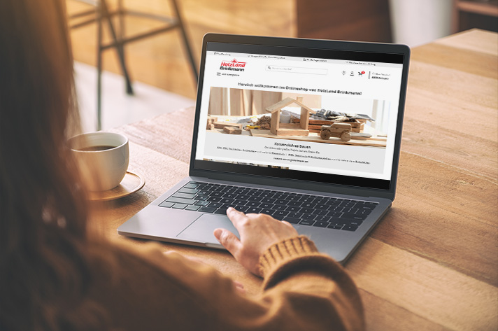 Laptop mit geöffneter HolzLand Brinkmann Onlineshop-Seite