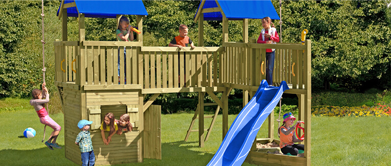 Darstellung spielender Kinder im garten auf einem Spielgerät aus Holz