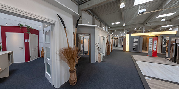 Ein Ausschnitt aus der Türen-Ausstellung im HolzLand Brinkmann Laden.